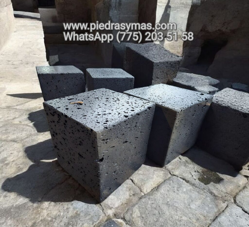 Bases de piedra volcanica en forma de cubo pulido y brillado