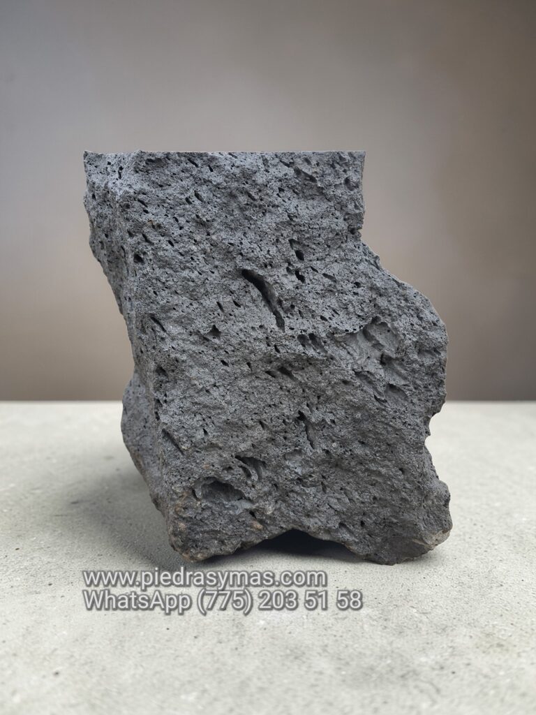 Base de piedra volcanica negra