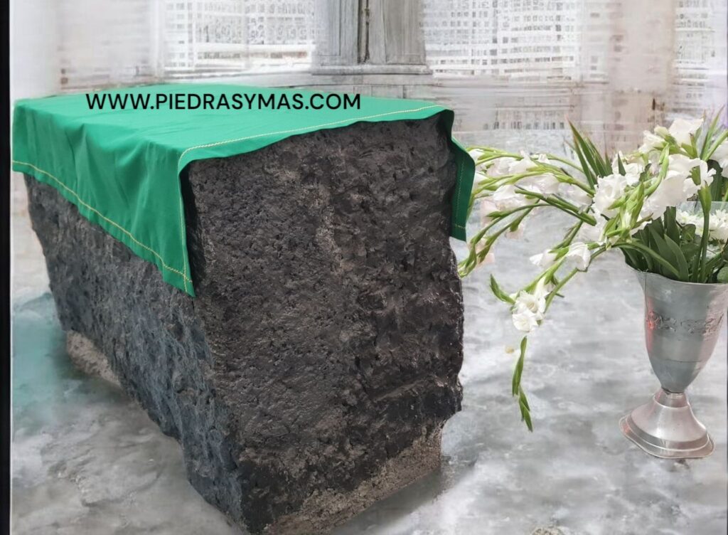BASES_RECINTO_VOLCANICO_PIEDRANATURAL_PIEDRASYMASMEXICO_PAISAJISMO_RELIGIOSOS_47 Foto 8. Mesa para pulpito de iglesia. Piedra volcanica gris con sellador. Una sola pieza, bloque completo. Diferentes diseños y medidas disponibles